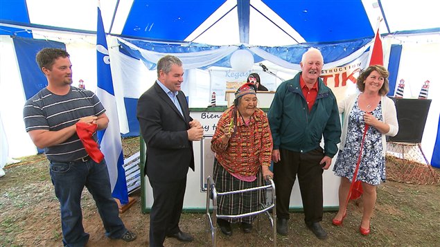 Le ministre Yves Bolduc, élus nord-côtiers, des chefs innus et divers intervenants de la région étaient présents à la cérémonie d'inauguration.