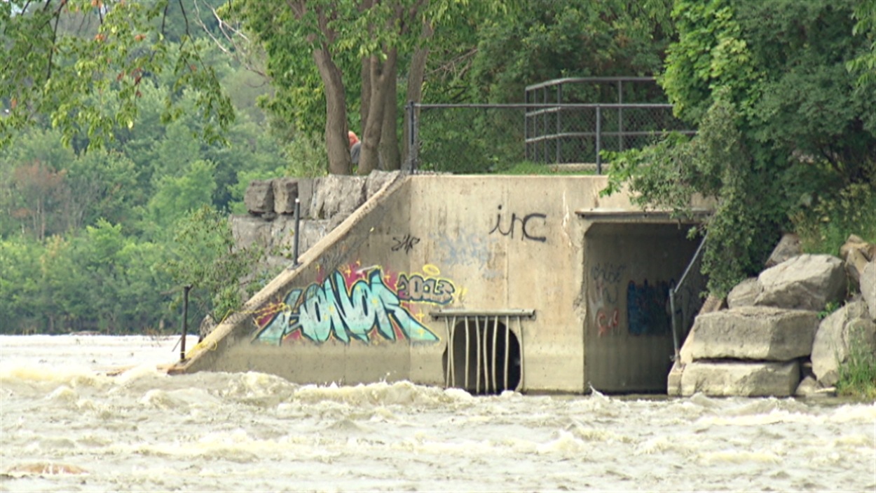 Une sortie d'égout sur le bord de la rivière des Outaouais.