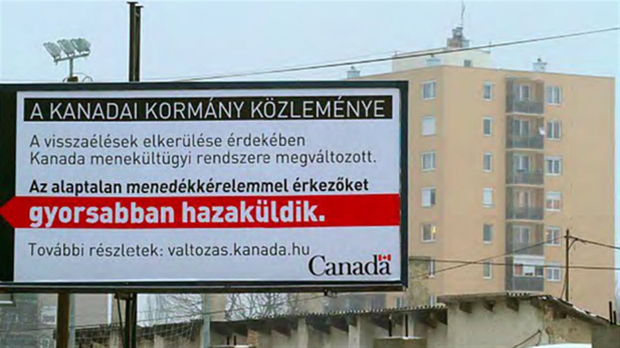 Traduction de ce panneau publicitaire en Hongrie :
Un message du gouvernement du Canada
À cause d'abus, le système canadien d'asile a changé. Les demandeurs déboutés seront renvoyé plus rapidement dans leur pays.