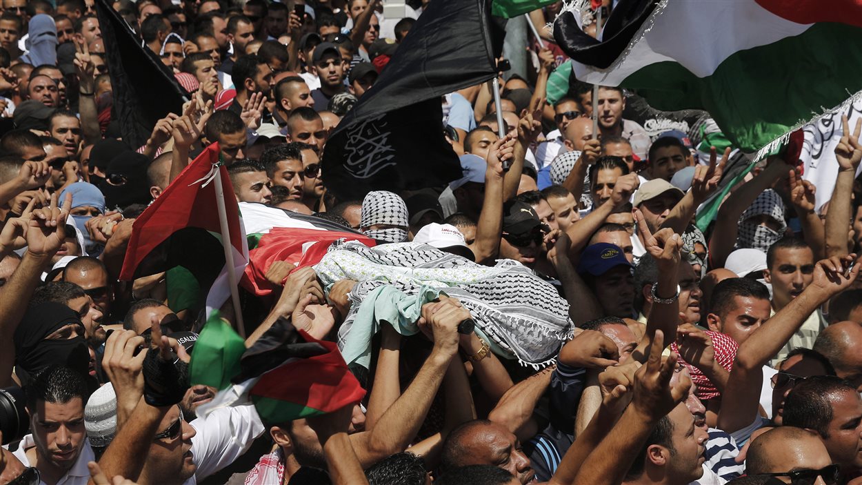 Des Palestiniens transportent la dépouille de Mohamed Abou Khoudaïr, le 4 juillet 2014