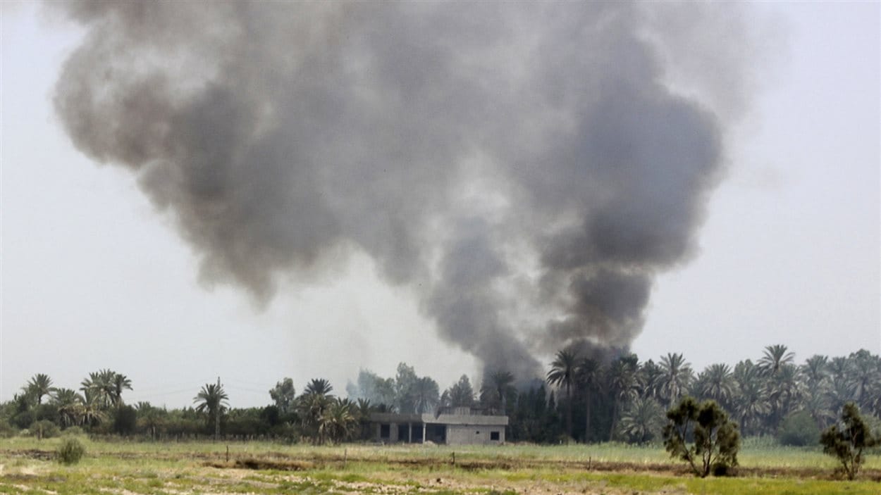De la fumée se dégage d’un village lors d’un accrochage des forces irakiennes et des insurgés islamistes dans la ville de Dalli Abbass dans la province de Diyala.