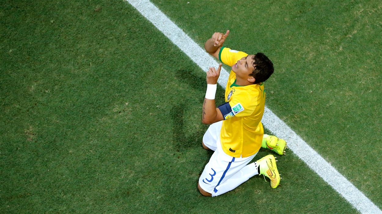 Thiago Silva semble remercier le ciel après avoir marqué pour le Brésil.