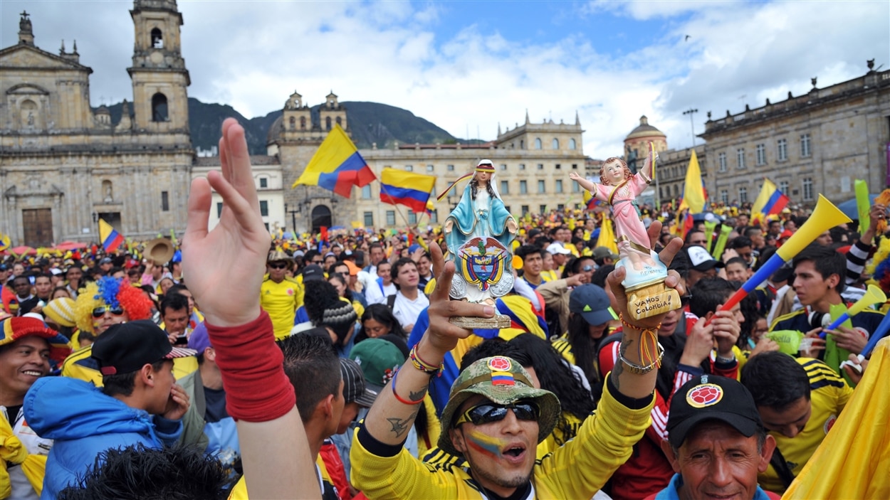 Les Colombiens n'ont pas hésité à sortir dans la rue, notamment à Bogota, pour fêter la victoire de leur équipe contre l'Uruguay en huitièmes de finale.
