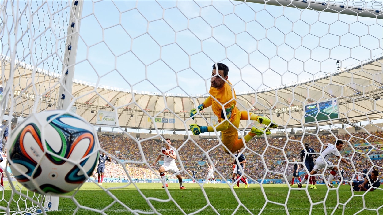 Le gardien français Hugo Lloris ne parvient pas à stopper le ballon redirigé vers le but par Mats Hummels. C'est 1-0 pour l'Allemagne.