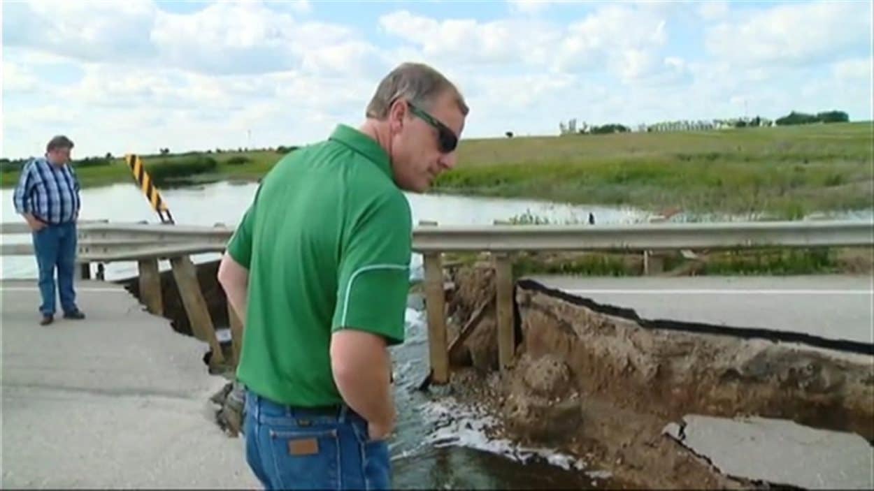 Le premier ministre de la Saskatchewan, Brad Wall examine les dommages causés par les inondations.