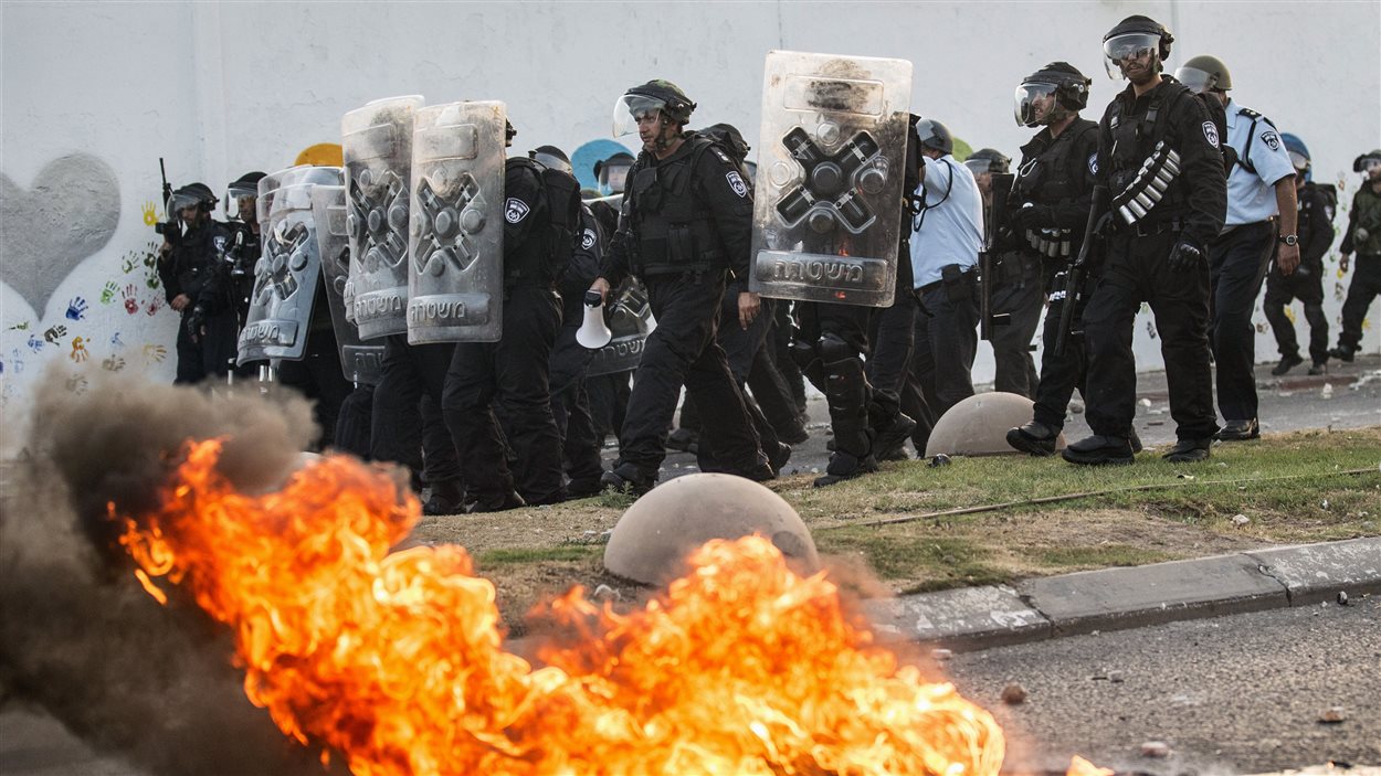 La police israélienne riposte aux manifestants palestiniens dans la ville de Ar'ara, dans le nord du pays.