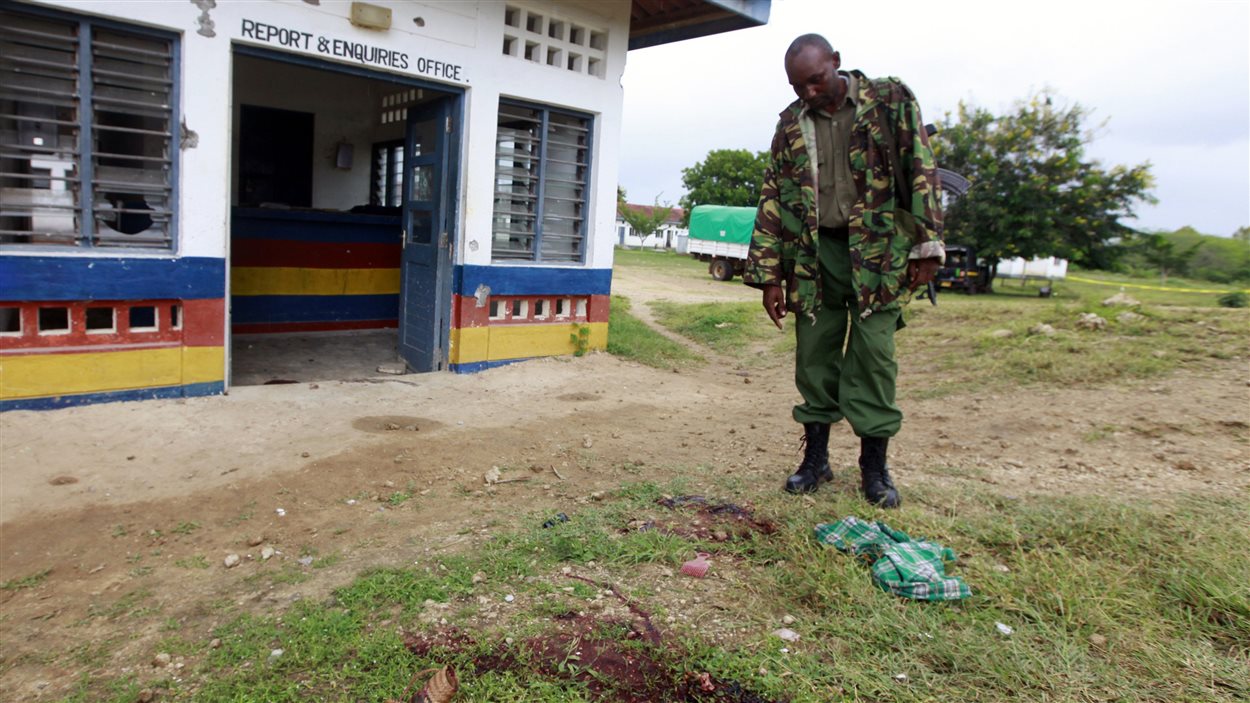 Un policier regarde les traces de sang où son collègue a été tué, dans le secteur de Gamba, dans le comté de Tana River.