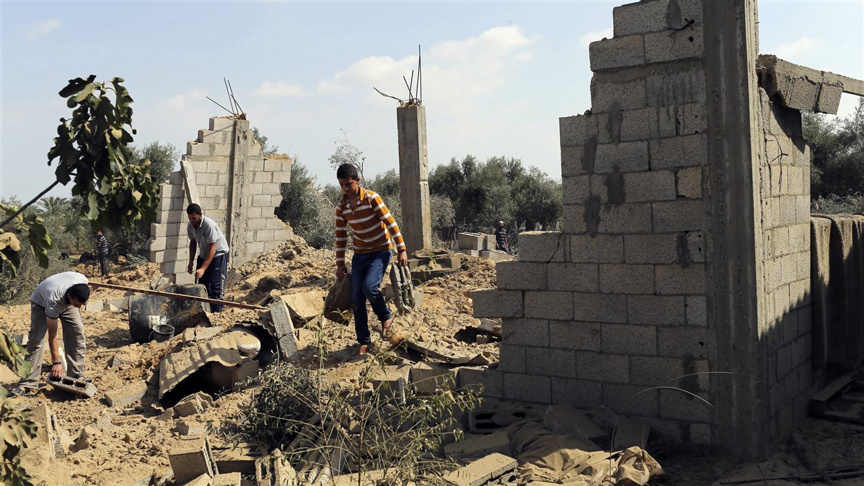 Des Palestiniens constatent les dégâts causés par des bombardements israéliens, le 6 juillet 2014.