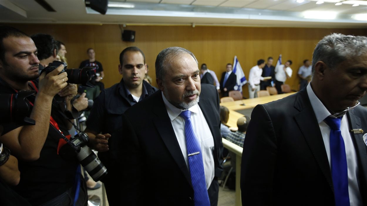 Avigdor Lieberman (centre), ministre israélien des Affaires étrangères et dirigeant du parti ultranationaliste Yisrael Beitenu, le 7 juillet 2014