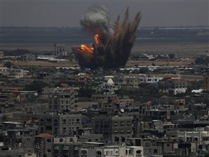 Explosion d,une bombe israélienne dans un quartier de Rafah, dans la bande de Gaza.