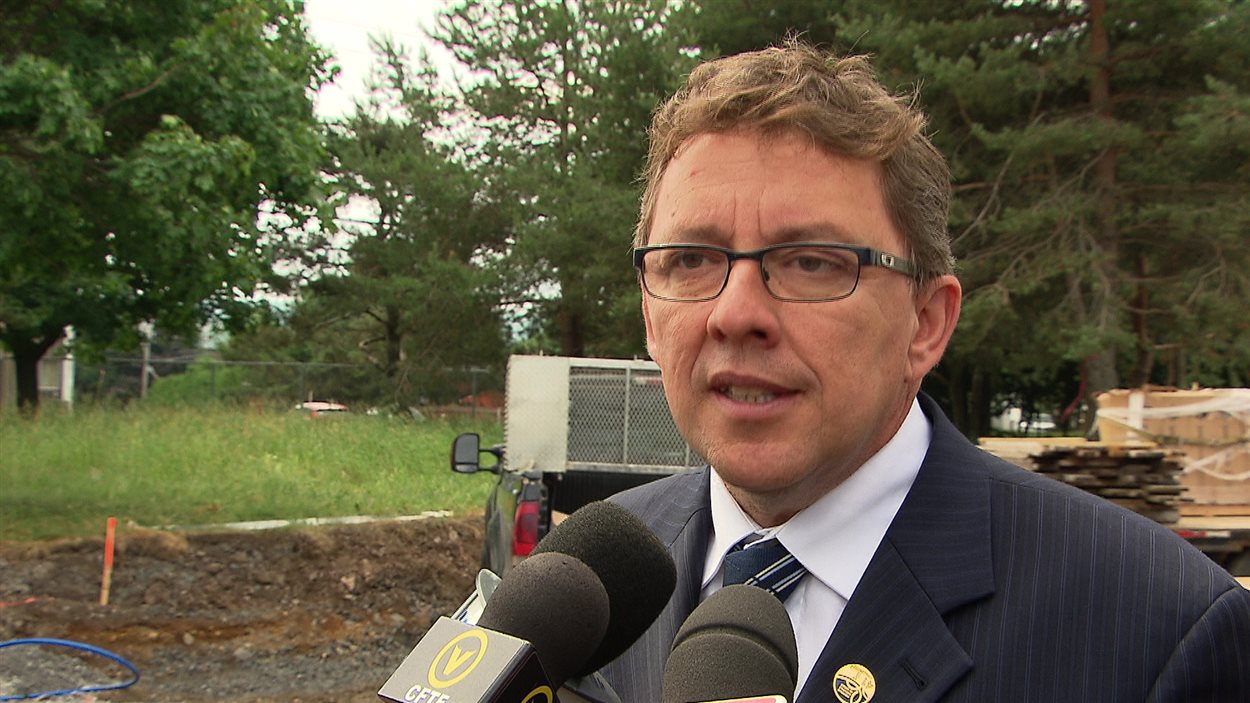 Le ministre Jean D'Amour