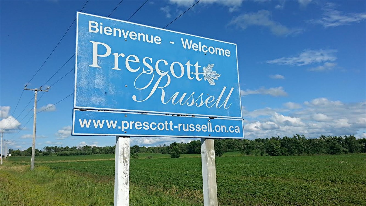 Une affiche annonçant l'entrée sur le territoire des Comtés unis de Prescott et Russel.