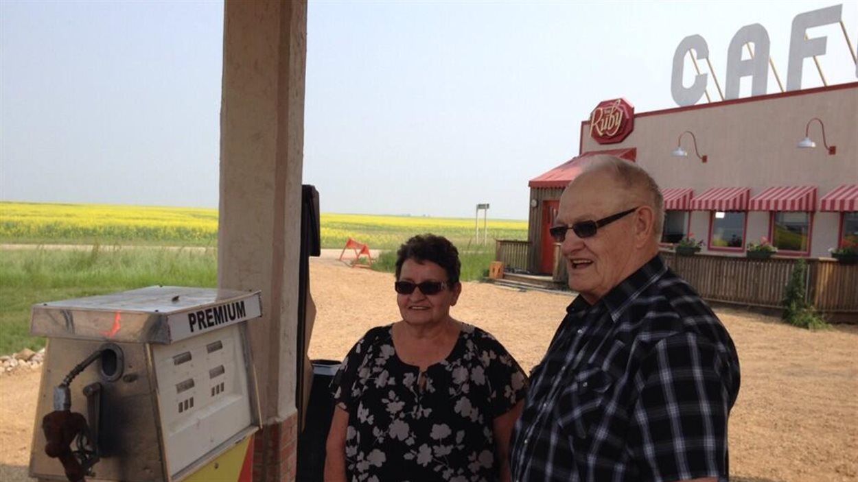 Signe de la popularité de l'émission «Corner Gas», Buck et Betty, vus ici le 9 juillet 2014, se sont mariés à la station d'essence qui servait de plateau de tournage à Rouleau, en Saskatchewan.