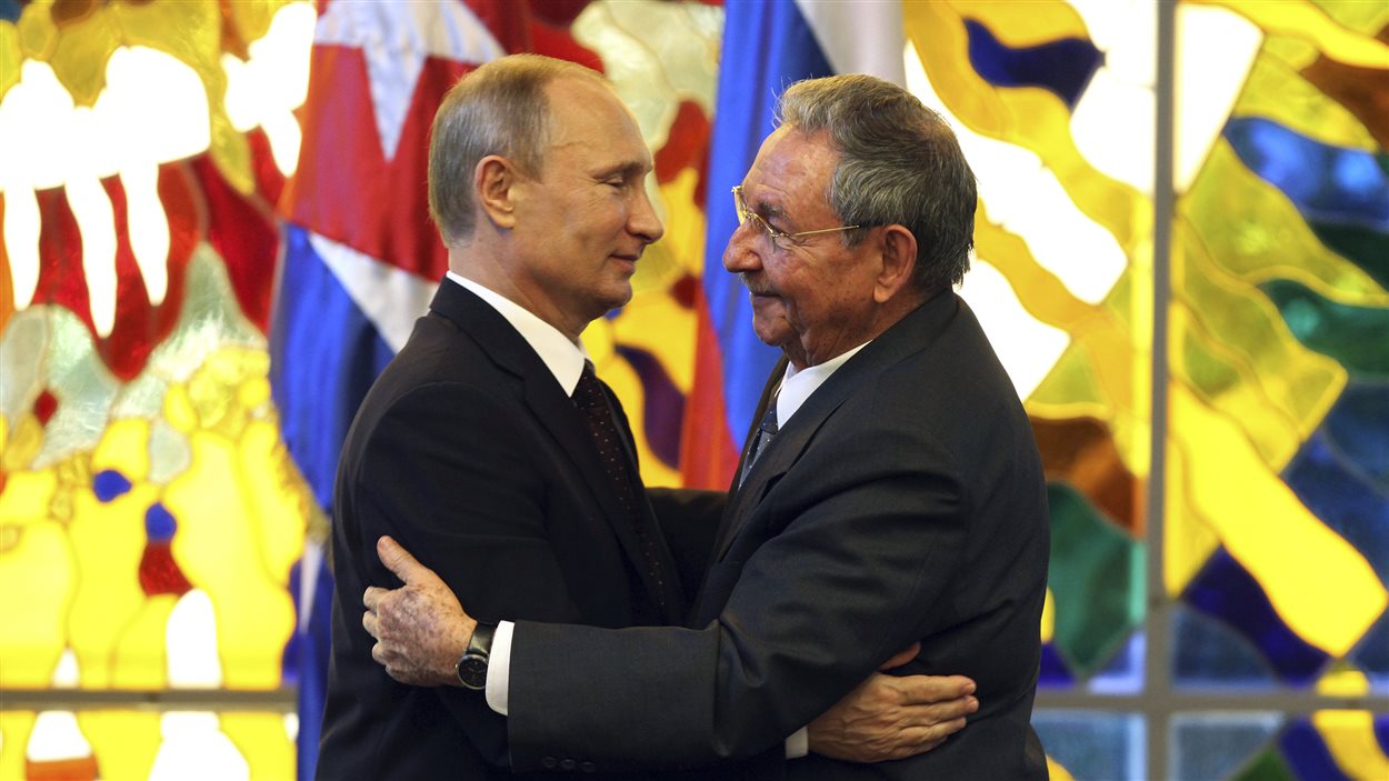 Le président russe Vladimir Poutine donne l'accolade à son homologue cubain, Raul Castro, après une rencontre au Musée de la révolution, à La Havane. 