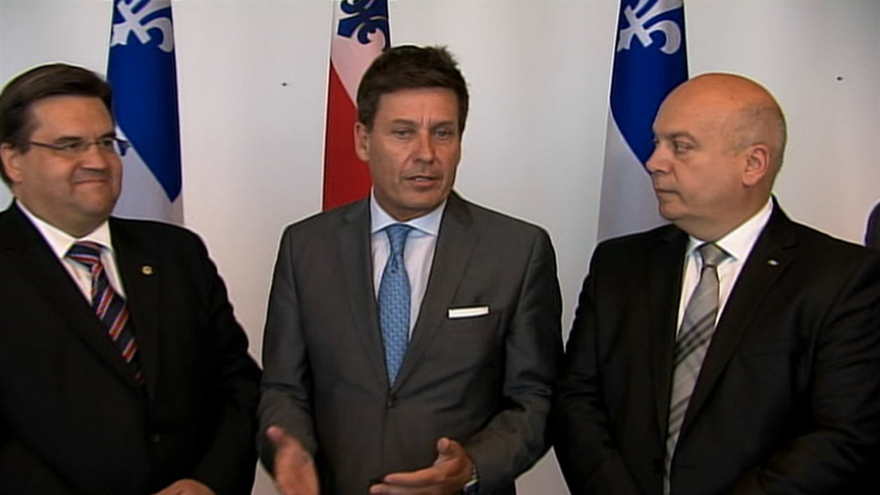 Le maire de Montréal, Denis Coderre, le ministre des Affaires municipales, Pierre Moreau, et le ministre des Transports, Robert Poëti