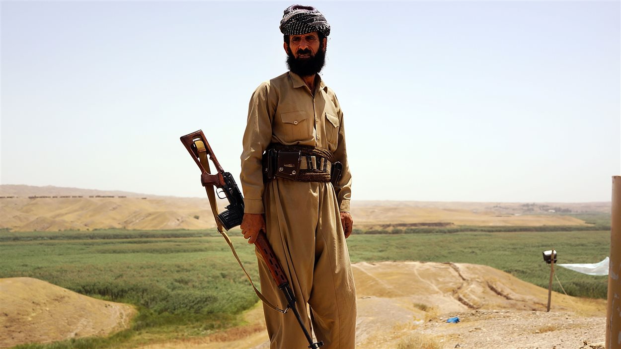 Un Peshmerga (combattant kurde) surveille la région de Kirkouk (archives)