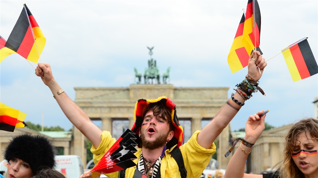 Un partisan allemand devant la porte de Brandebourg dimanche à Berlin.