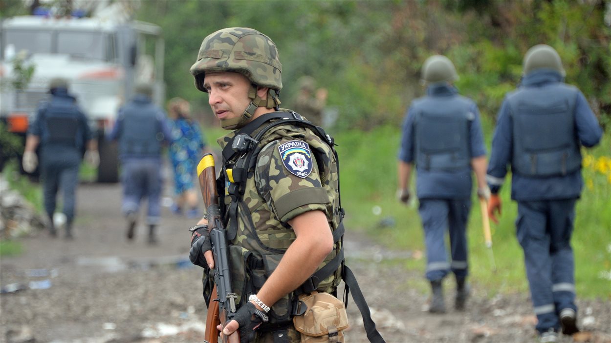 Un soldat ukrainien, dans la région de Donetsk, à la recherche de mines.
