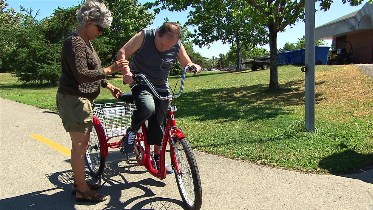 Des tricycles sur les pistes cyclables du parc Beauséjour RadioCanada