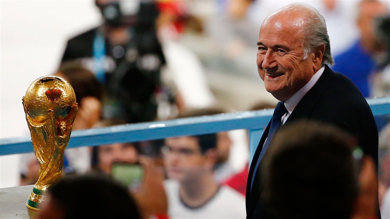Joseph Blatter avant de remettre le trophée de la Coupe du monde aux Allemands dimanche