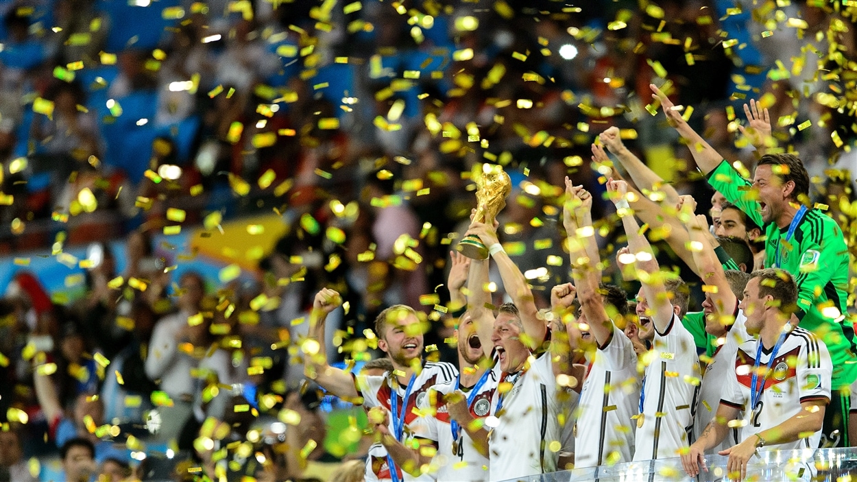 Victoire ! Les joueurs allemands brandissent le trophée de la Coupe du monde.