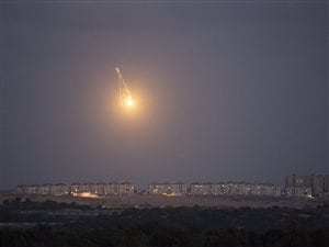 Une fusée éclairante au-dessus du nord de la bande de Gaza, le 14 juillet 2014