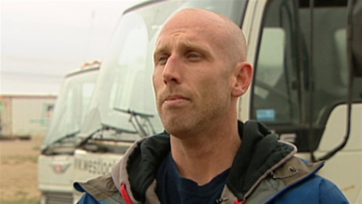 Dion Lefebvre, propriétaire d'une entreprise de déménagement, a extirpé deux enfants des flammes à la suite d'une collision sur l'autoroute 63, dans le nord de l'Alberta, en avril 2012. Seul un des enfants a survécu.