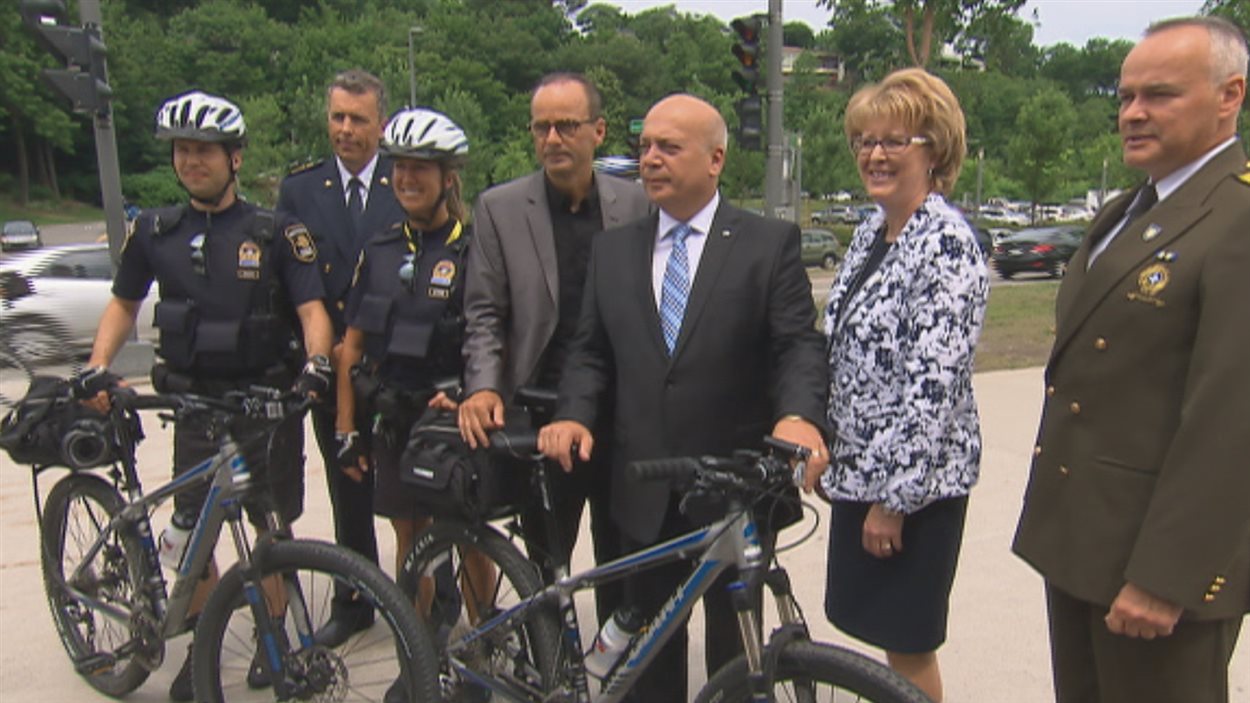 Le ministre Robert Poëti et l'homme d'affaires Louis Garneau ont assisté à une première rencontre sur la sécurité des cyclistes.