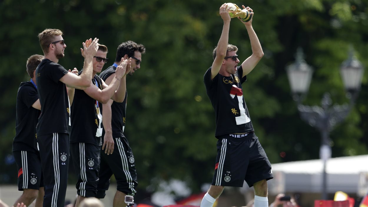Les champions accueillis en triomphe à Berlin