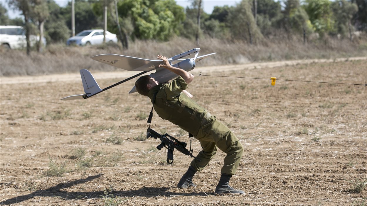 Un soldat israélien lance un véhicule aérien Skylark - un outil de reconnaissance - près de la frontière entre Israël et la bande de Gaza. 