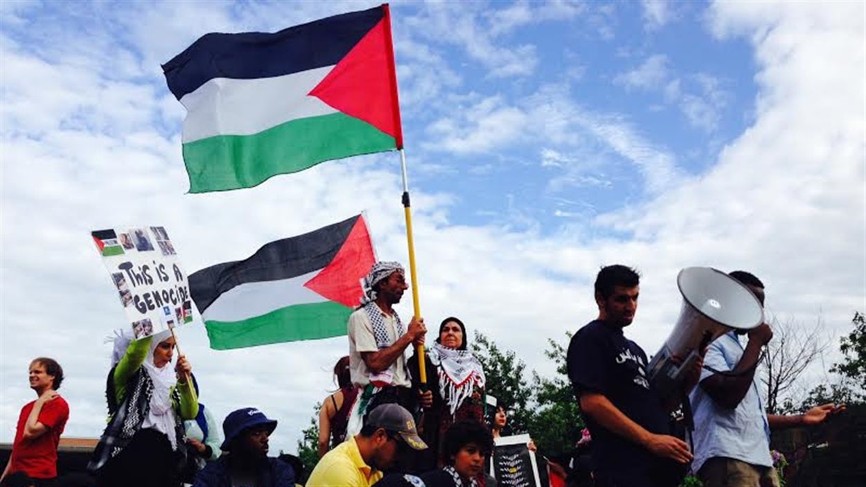Une manifestation de soutien à Gaza, mercredi 16 juillet à la sortie du métro Mont-Royal à Montréal.