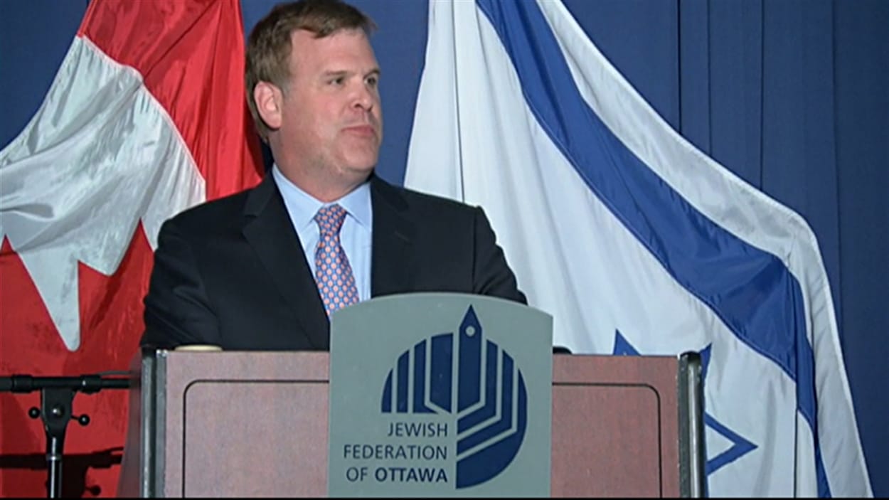 Le ministre John Baird, lors de son discours devant des membres de la communauté juive d'Ottawa.