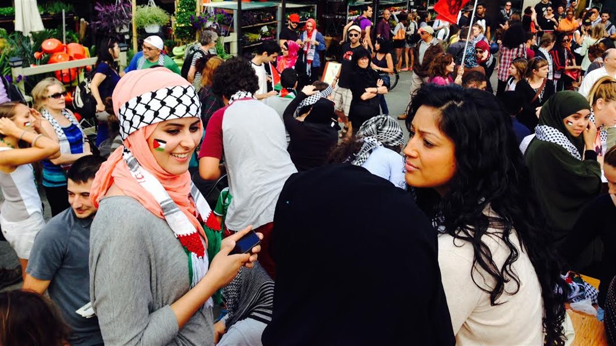 Une manifestation de soutien à Gaza, mercredi 16 juillet à la sortie du métro Mont-Royal à Montréal.