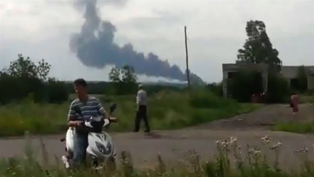 Colonne de fumée s'élevant de ce qui est présenté comme le site de l'écrasement du vol MH17 de la Malaysia Airlines.