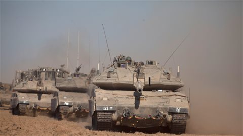 Les chars d'assaut israéliens, qui se rendaient à Gaza jeudi.