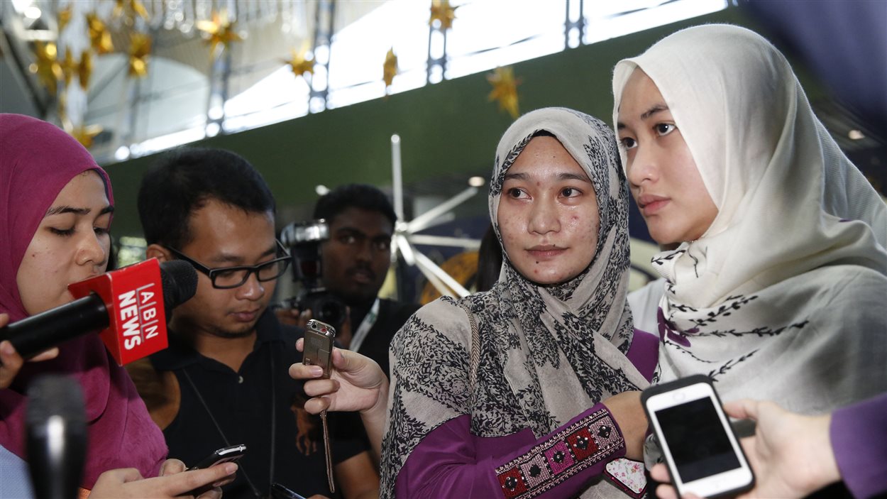 Les nièces du capitaine du vol MH17, Wan Amran, arrivent à l’aéroport international de Kuala Lumpur.