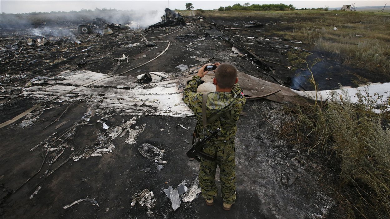Un rebelle russe prend des photos su site de l'écrasement d'un avion malaisien.