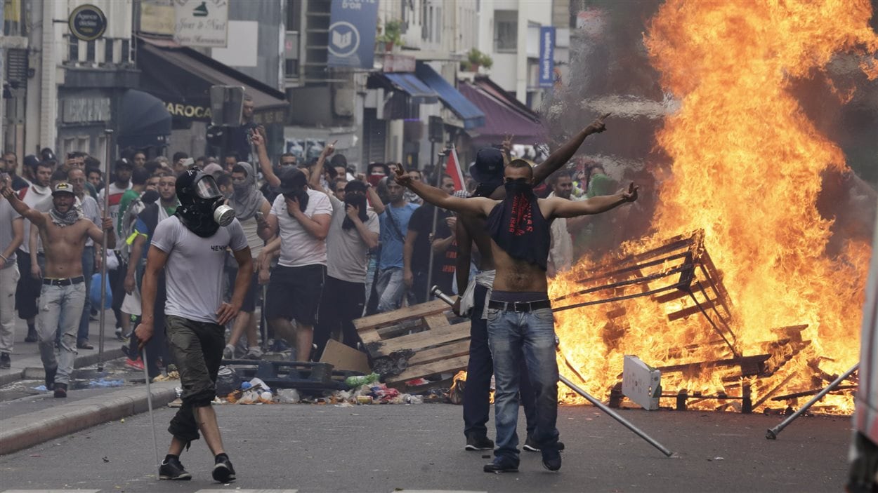 Des manifestants propalestiniens après que la marche ait dégénéré, à Paris, le 19 juillet 2014