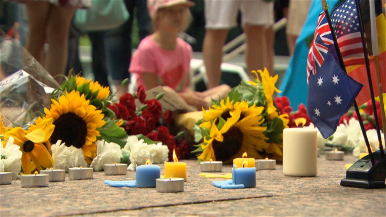Des fleurs et des bougies en hommage aux victimes du vol MH17