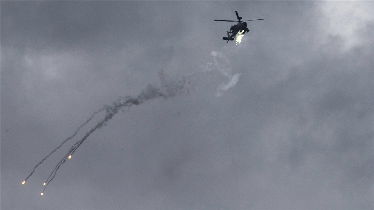 Un hélicoptère israélien de type Apache lance des flammes à Gaza