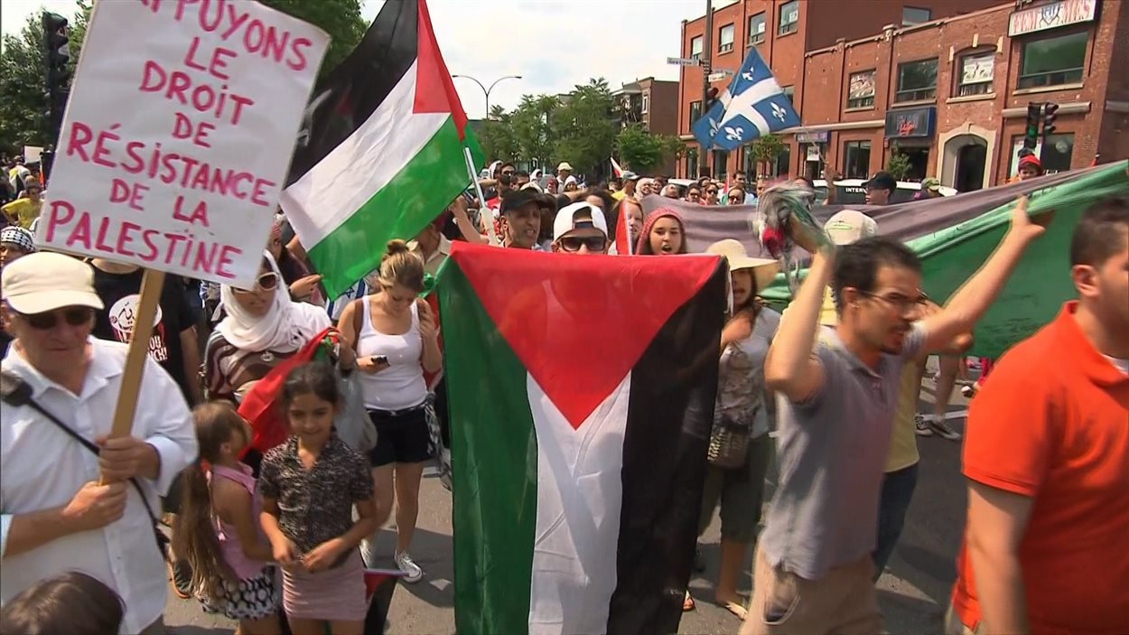 Plusieurs centaines de personnes ont manifesté à Montréal pour soutenir les Palestiniens.