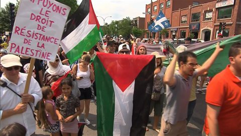Plusieurs centaines de personnes ont manifesté à Montréal pour soutenir les Palestiniens.