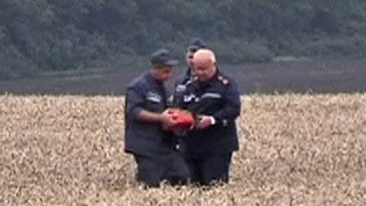 Des images provenant d'une vidéo de Reuters montrent une des boîtes noires de l'avion.