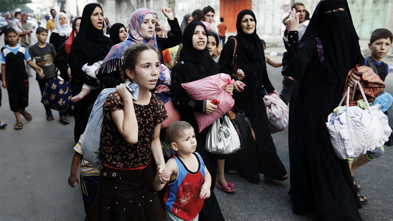 Des Palestiniens fuient un quartier de la bande de Gaza, le 20 juillet 2014.