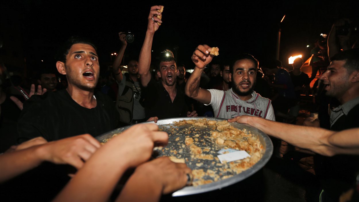 Des Palestiniens de Gaza célèbrent la capture d'un soldat israélien, annoncée par le Hamas le 20 juillet 2014