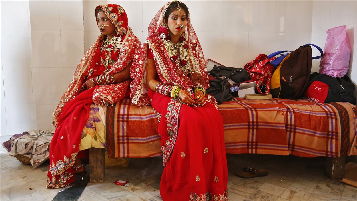 De jeunes femmes, le jour de leur mariage en Inde