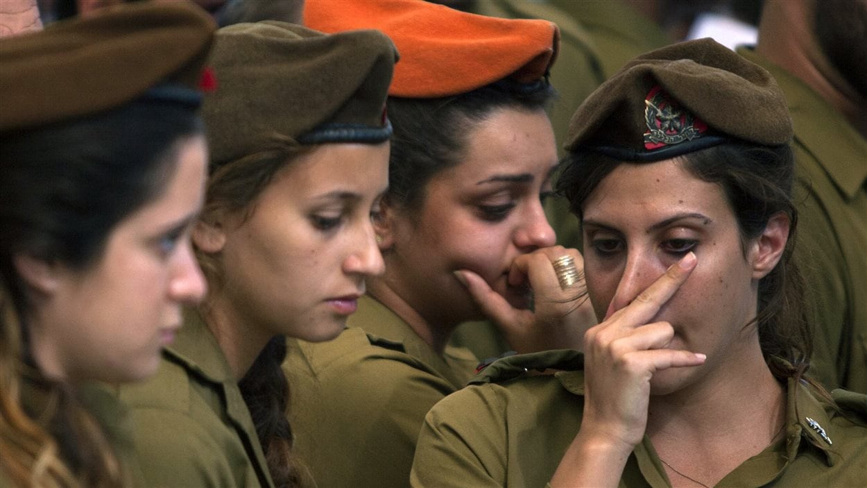 Des membres de l'armée israélienne pleurent la mort du soldat Moshe Malko, tué en pleine opération militaire. 