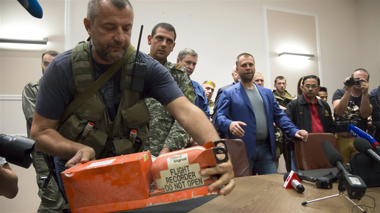 Un soldat prorusse et la boîte noire de l'avion malaisien MH17