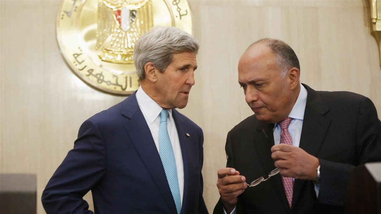 Le secrétaire d'État américain John Kerry et le président égyptien Abdel Al-Sissi
