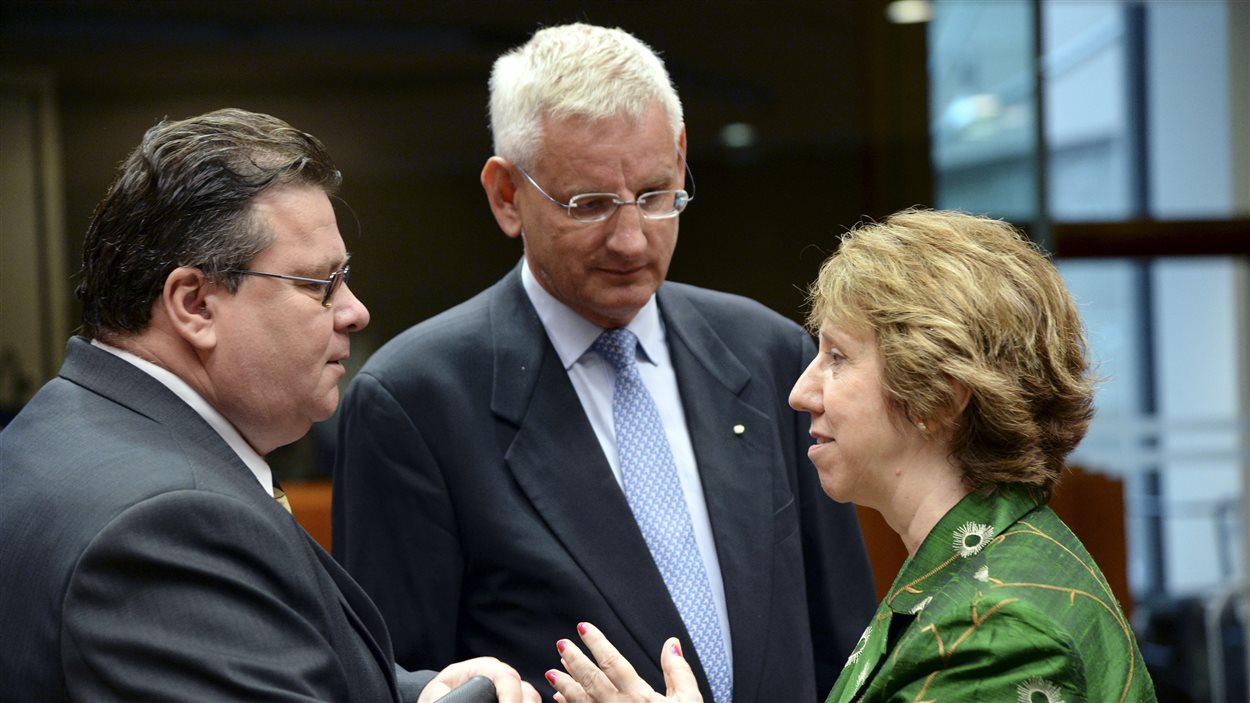 La chef de la diplomatie européenne, Catherine Ashton, entourée des ministres des Affaires étrangères de la Suède et de la Lithuanie, lors du Conseil des Affaires étrangères de l'Union européenne.